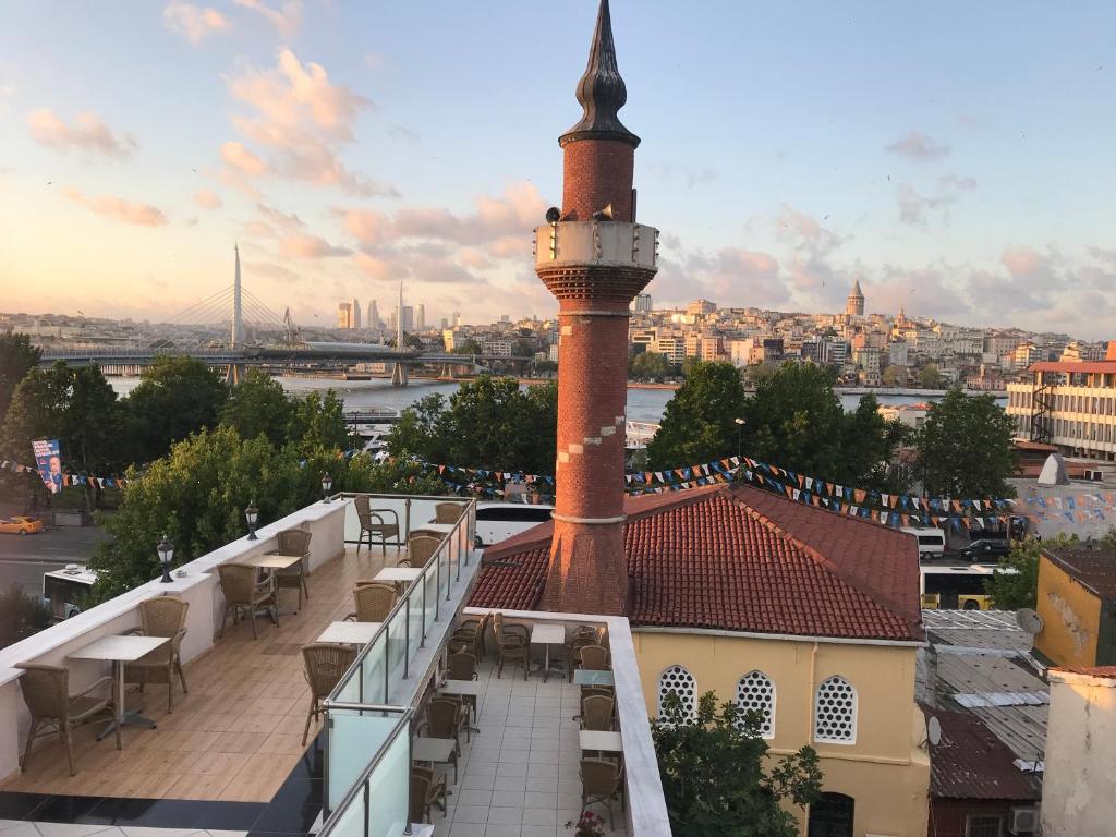 伊斯坦布尔奥廷博艺努兹家庭酒店的屋顶上设有钟楼建筑