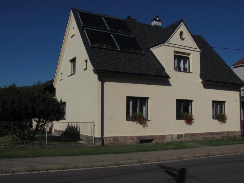 姆拉代布基Ubytování Sedlařík Mladé Buky的屋顶上设有太阳能电池板的白色房子