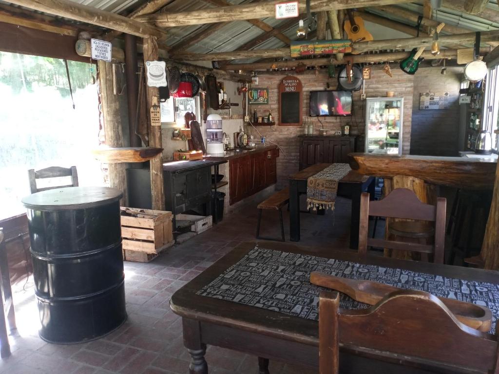 米纳斯Posada La Serena的一间设有酒吧、一张桌子和椅子的客房