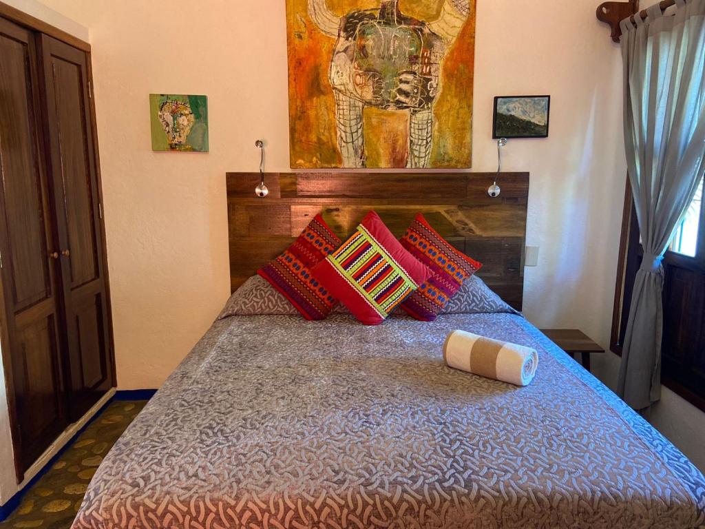 萨尤利塔Aurinko Bungalows的一间卧室配有红色枕头的床