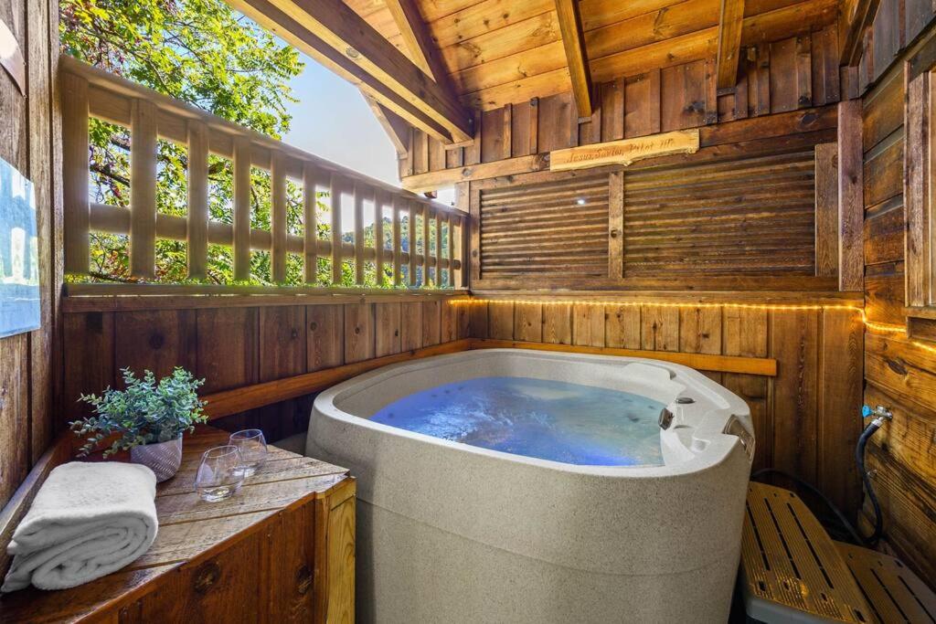 鸽子谷Do Not Disturb - Pigeon Forge Smoky Mountain Studio Cabin, Hot Tub, Fireplace的木屋内的大型浴缸