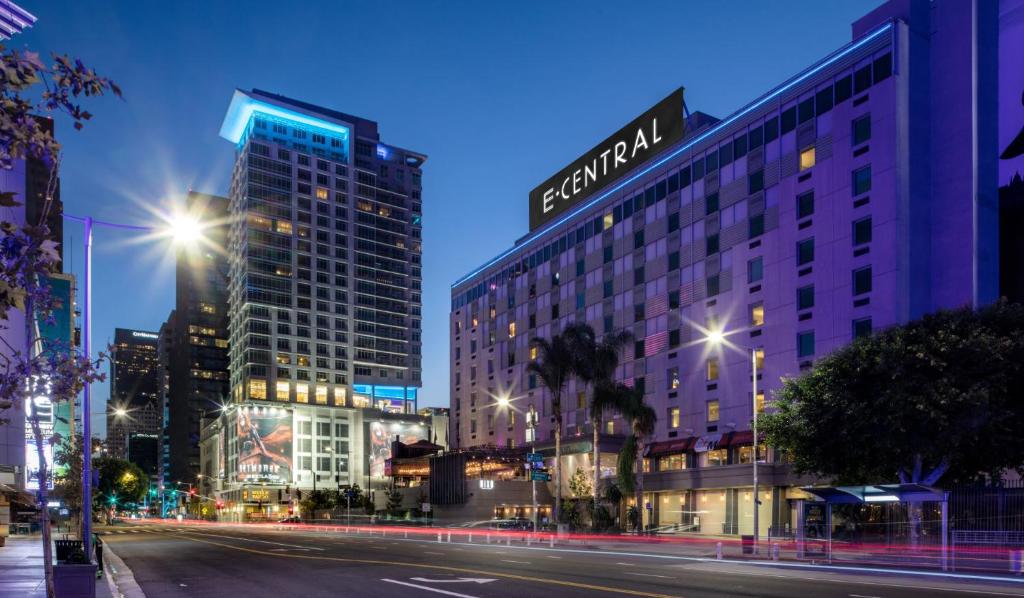 洛杉矶E Central Hotel Downtown Los Angeles的夜幕,建筑和街灯