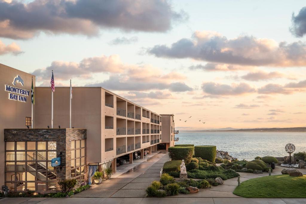 蒙特雷蒙特利湾酒店的一种以海洋为背景的酒店 ⁇ 染