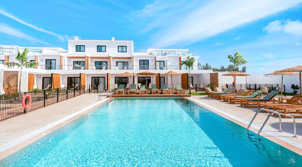 Parque HolandesShambhala Fuerteventura的一座别墅,在一座建筑前设有一个游泳池