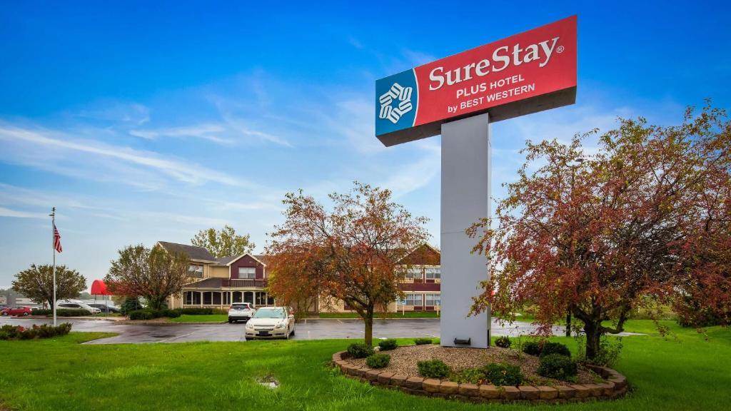 奥本SureStay Plus Hotel by Best Western Auburn的停车场的酒店标志