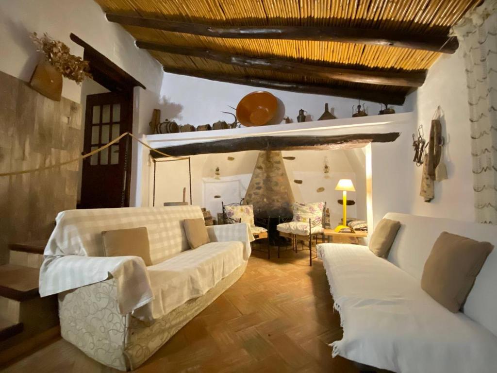 阿尔莫多瓦Monte Abaixo的客厅配有白色的沙发和桌子