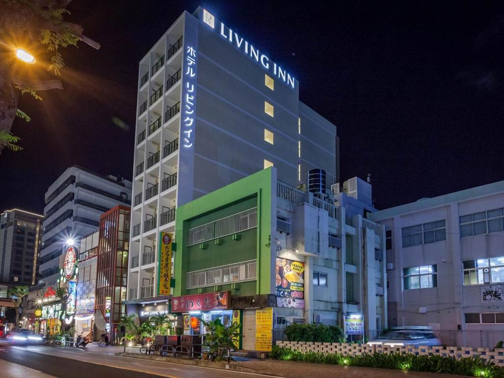 那霸Living Inn Asahibashiekimae Premier的一座建筑物,上面有夜间标志