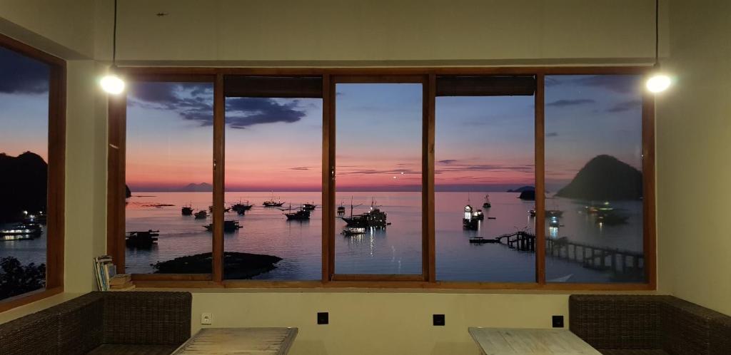 纳闽巴霍蓝鹦鹉酒店的客房设有海景窗户。