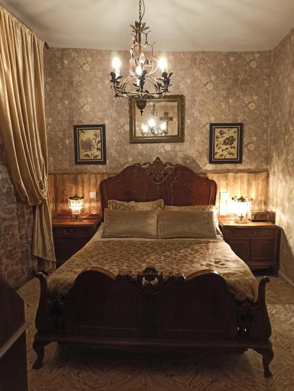 EscalonillaLa Romana的一间卧室配有一张大床和一个吊灯。