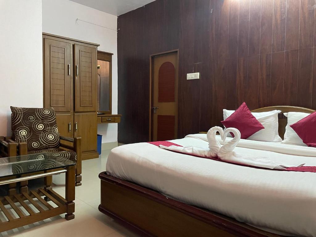 马迪凯里卡夫利酒店的一间卧室配有一张带两个天鹅的床