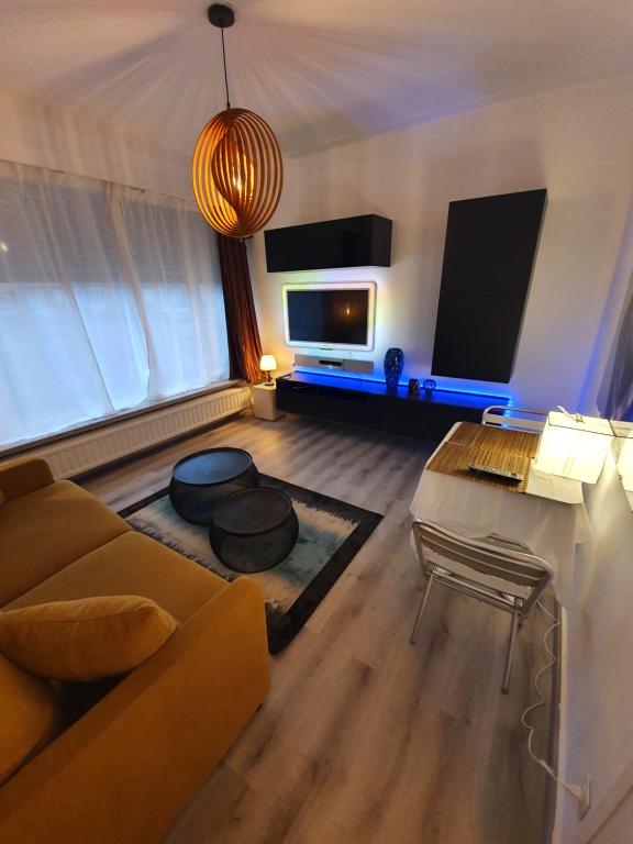 安特卫普Cosy Corner Hof Van Tichelen的带沙发和平面电视的客厅