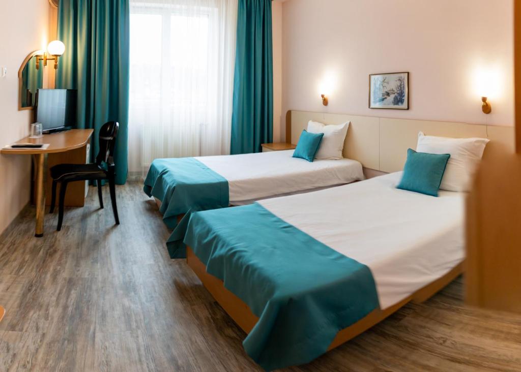 加布罗沃巴尔干酒店的酒店客房配有两张床和一张书桌
