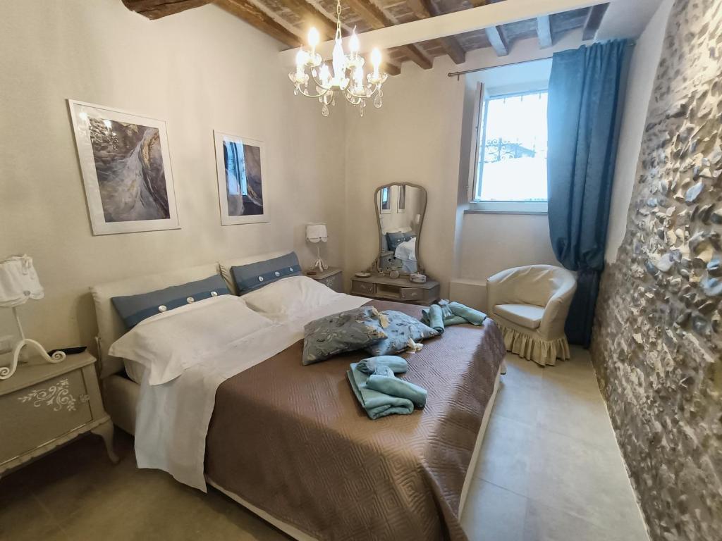 帕尔马AriediParma - Rooms&apartments的卧室配有床、椅子和窗户。