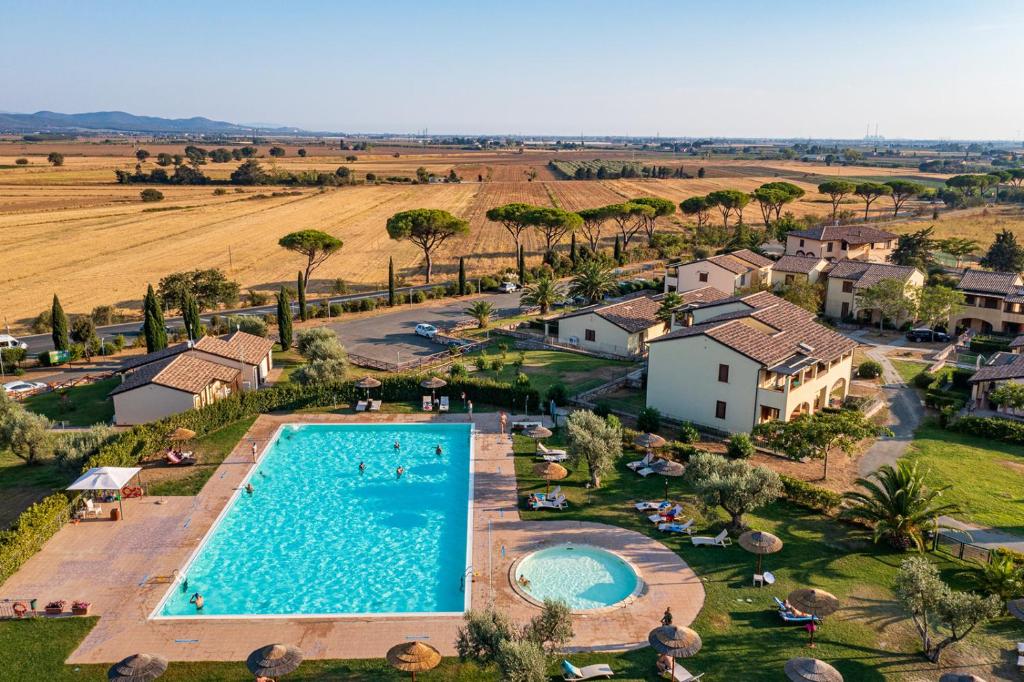 苏韦雷托Le Corti Di Montepitti的享有带游泳池的别墅的空中景致