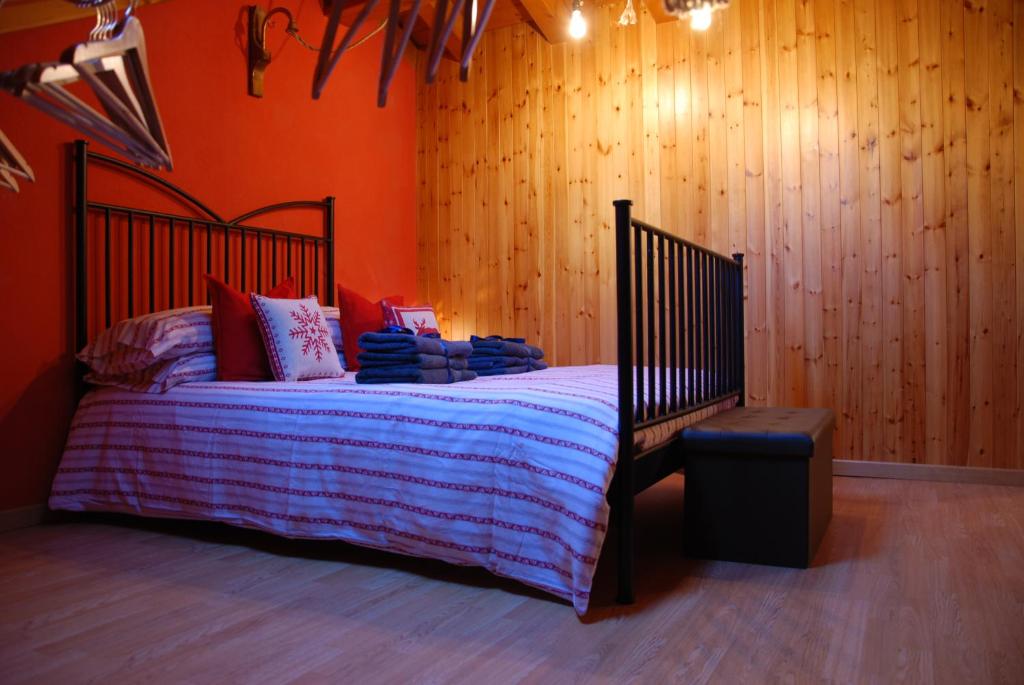 努斯Zia Letizia的一间卧室设有一张床和木墙
