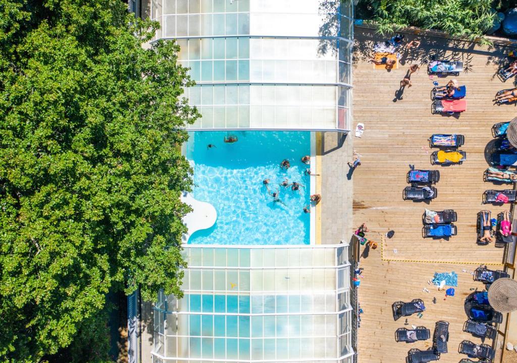 塔勒蒙露营天堂酒店的享有游泳池和大楼的顶部景致