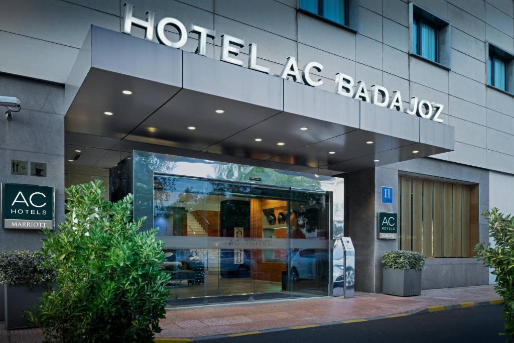 巴达霍斯巴达霍斯万豪AC酒店的一座酒店大楼,前面有标志