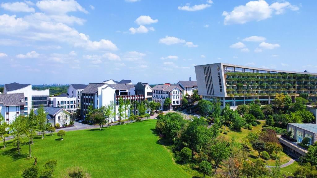 成都三岔湖环球融创天堂洲际酒店的享有校园建筑和公园的空中景色