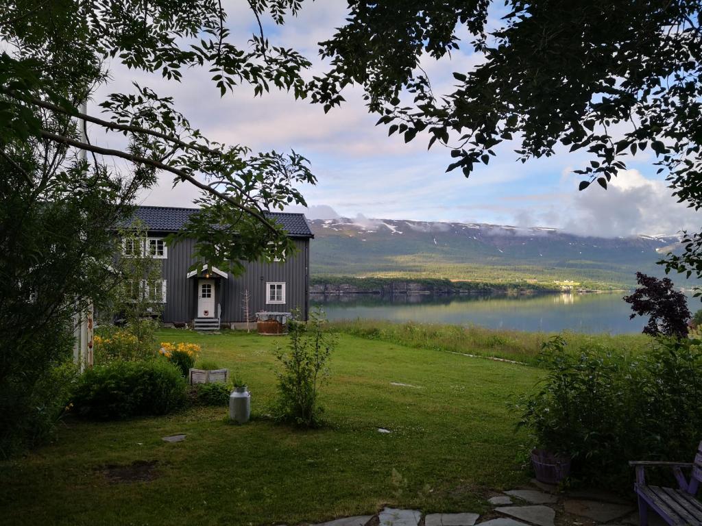 FuglstadAline's Stue, B&B Utskarpen的享有湖泊和山脉美景的度假屋