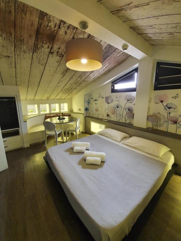 卡利亚里Emphasis Suites & Rooms的一间卧室配有一张大床和两条毛巾