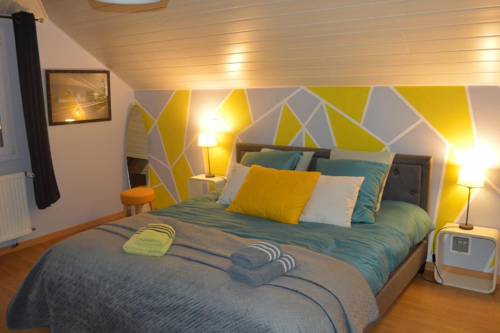 Tilleuxchambre d hôtes à la campagne的一间卧室配有黄色和蓝色的床