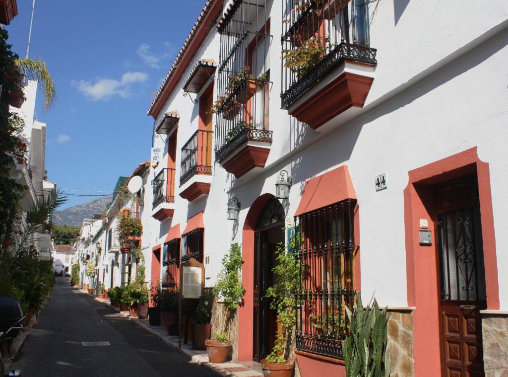 马贝拉艾尔加洛旅馆的城镇中一条带阳台和植物的街道