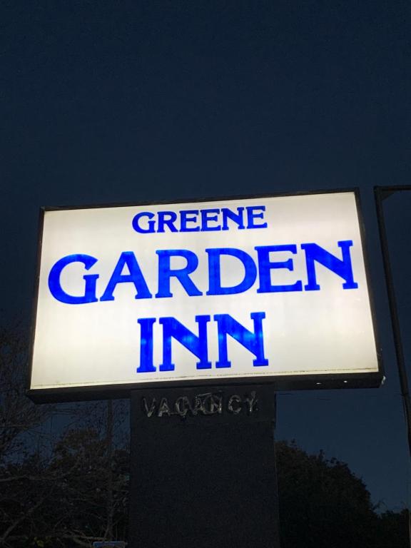 格林斯伯勒Green Garden Inn的绿色花园旅馆标志