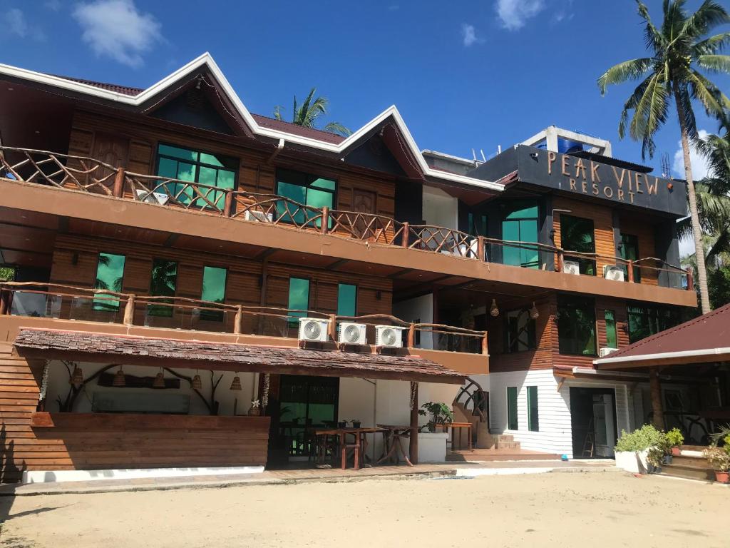 圣维森特Peak View Resort的享有tiki景致酒店