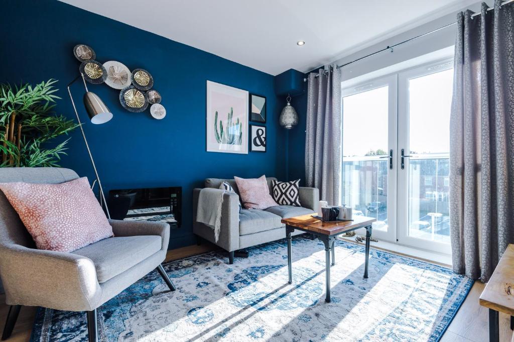 谢菲尔德Style and Comfort with Private FREE Parking, Sheffield的蓝色的客厅配有沙发和桌子