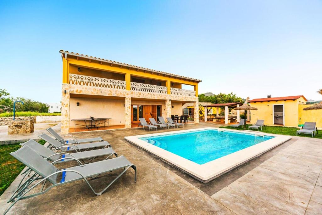 阿尔库迪亚Villa Damian 6的别墅 - 带游泳池和椅子