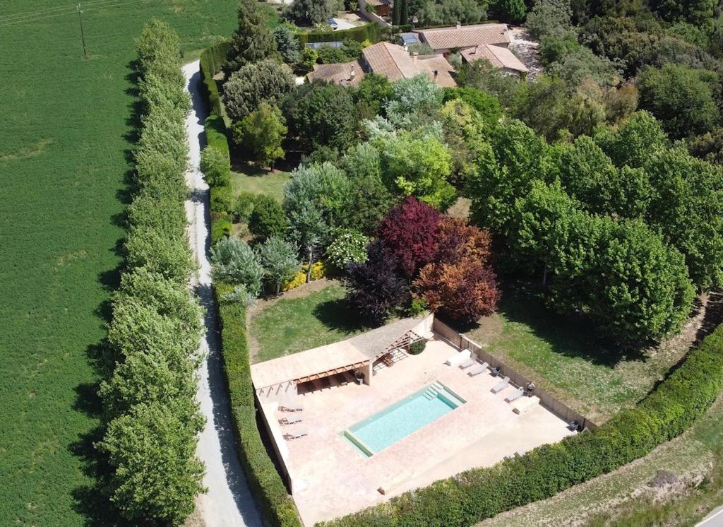 SiuranaEl Moli de Siurana的享有带游泳池的别墅的顶部景致