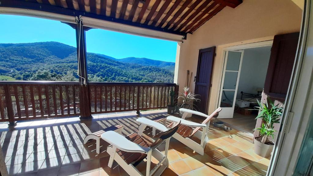 罗克布伦河畔阿尔让Appartement domaine du Golf de Roquebrune Resort - Résidence Le Saint Andrews的山景阳台,配有椅子。