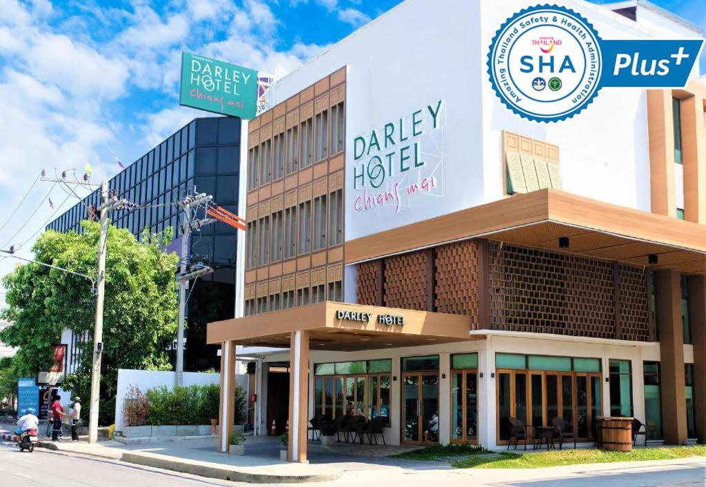 清迈Darley Hotel Chiangmai的一座有看门医院标志的建筑