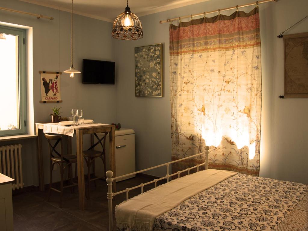都灵Casine Calasole的一间卧室配有一张床、一张桌子和一张桌子