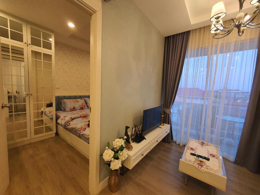 邦盛Hill & Sea Balcony 1 Bedroom & 1 Living Room @Blu X的一间卧室设有一张床和一个窗口