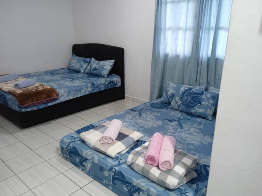 昆达桑Dongorit Cabin House no.2的一间卧室配有两张带毛巾的床