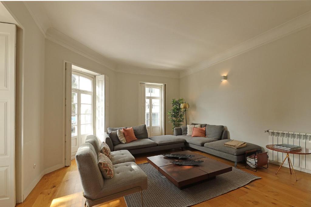 波尔图FLH Seaside Luxury House in Porto的客厅配有沙发和桌子