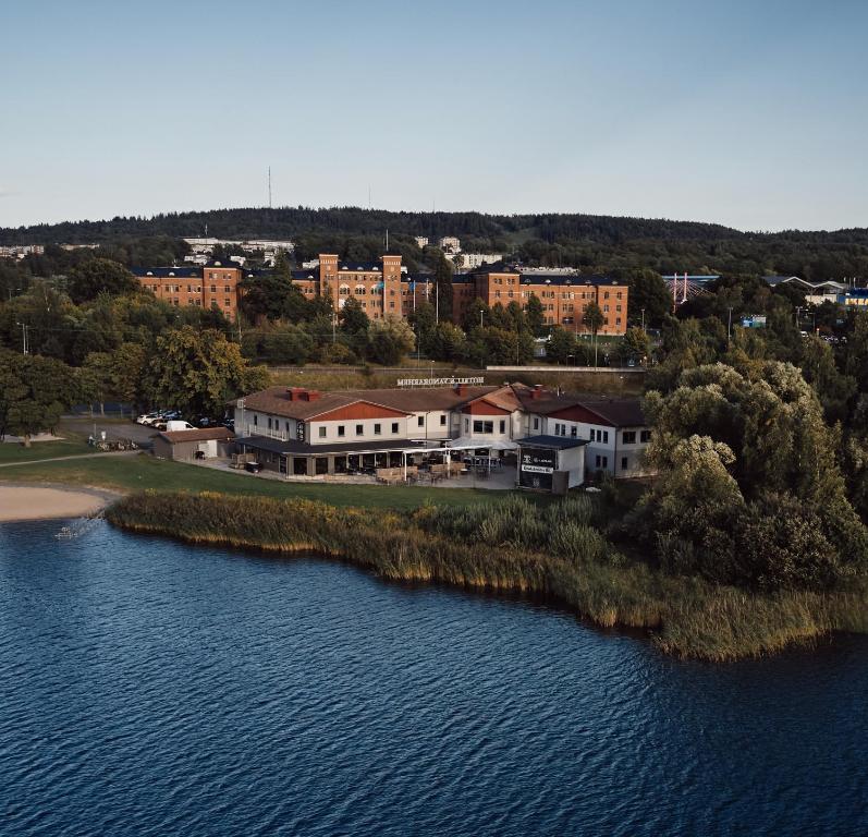 延雪平Hasse på Sjökanten Hotell & Restaurang的水体旁建筑物的空中景观