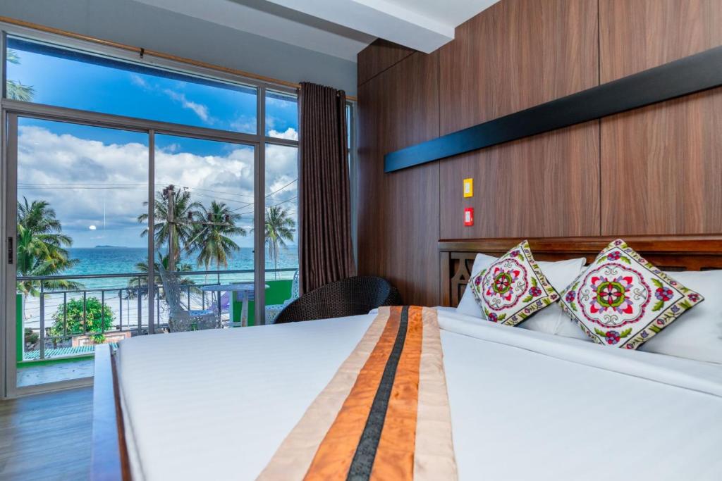 跋麒童瓦兰@塔莱沙酒店的一间卧室设有一张床,享有海景