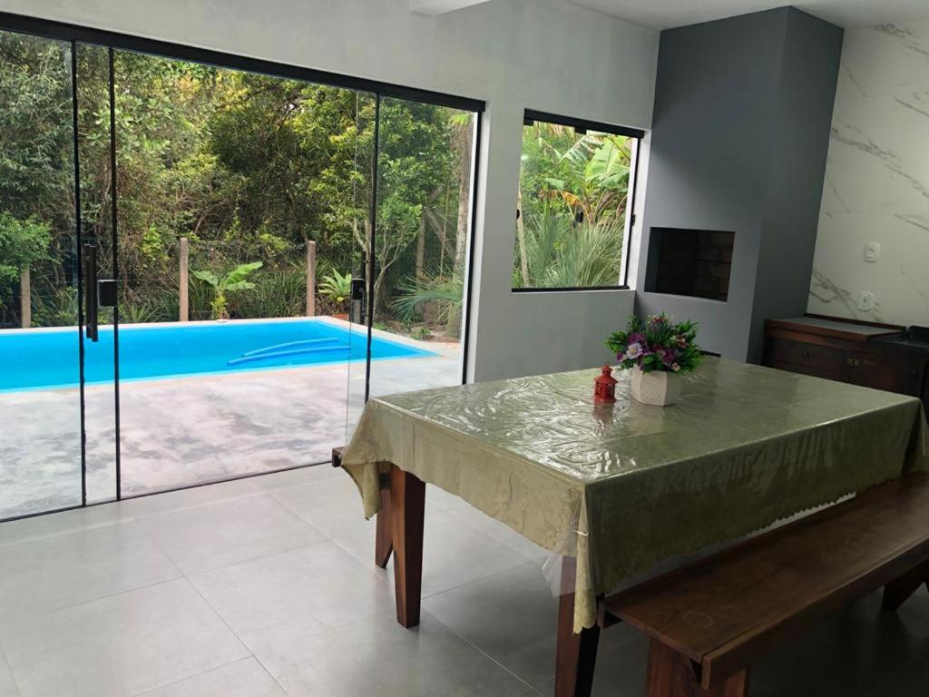 加罗帕巴Casa de Lenir的一间设有桌子并享有游泳池景致的用餐室