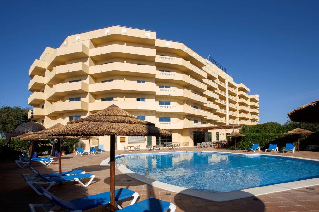 波尔蒂芒TURIM Presidente Hotel的一座带游泳池和椅子的酒店和一座建筑