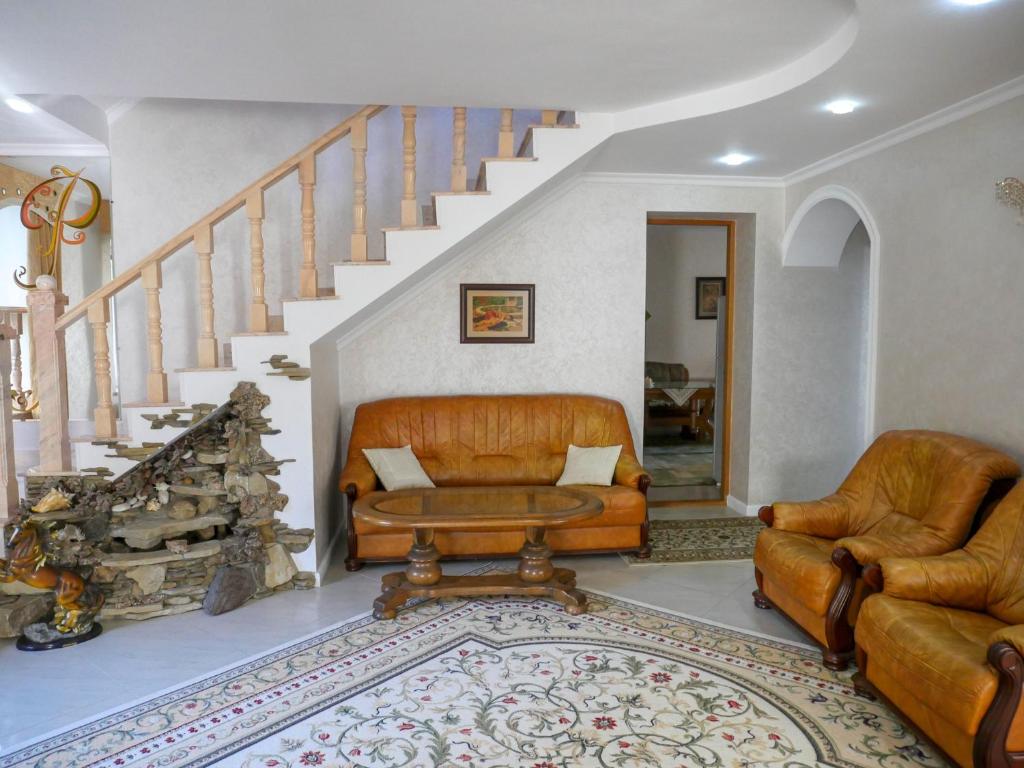 基希讷乌Kiki's Villa的带沙发和楼梯的客厅