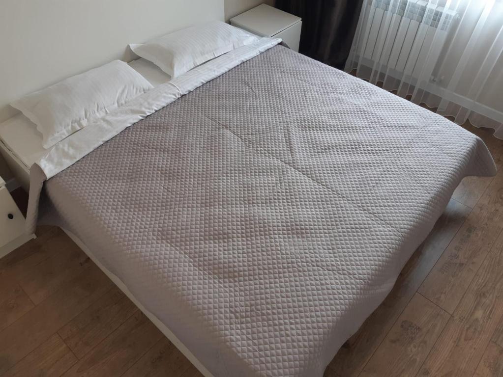 阿拉木图Квартира на речке Есентайка的白色的床、白色床单和枕头