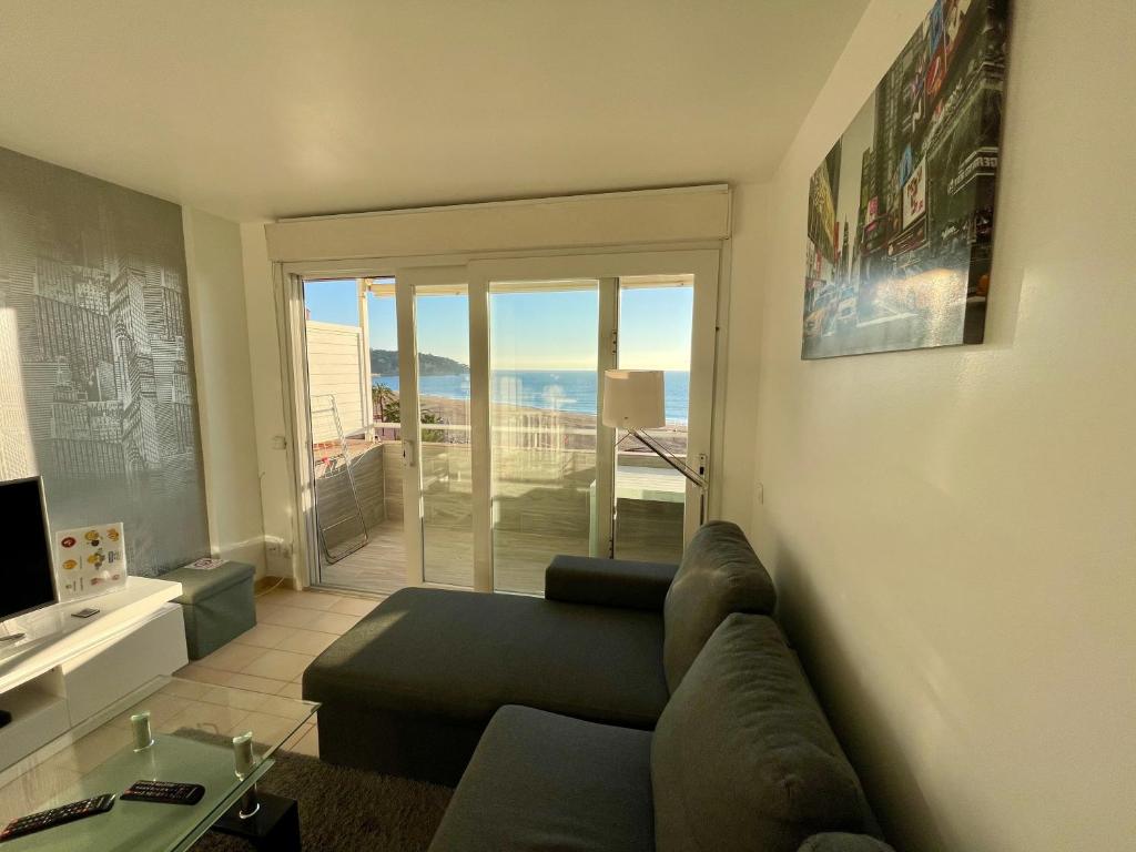 罗列特海岸Apartments Paradise Lloret的带沙发的客厅,享有海景