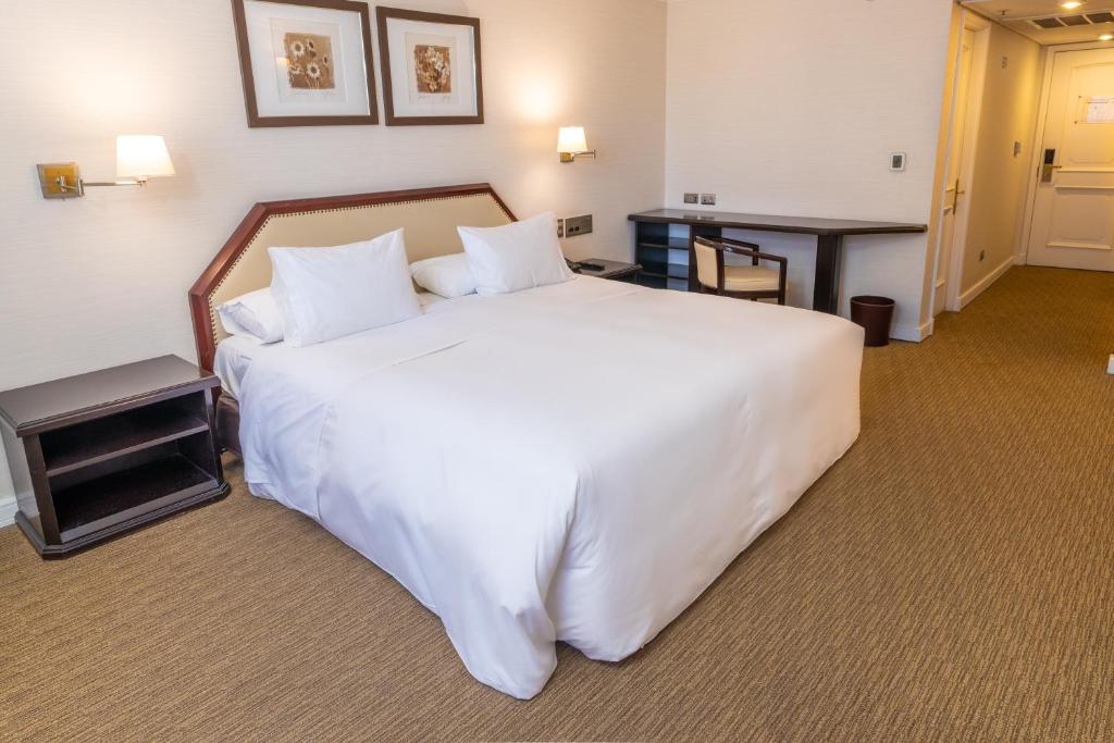 圣地亚哥Wyndham Garden Santiago Kennedy的一张大白色的床,位于酒店客房内