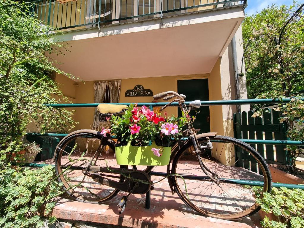 莱圭利亚Villa Pina的一辆自行车,装满鲜花篮子