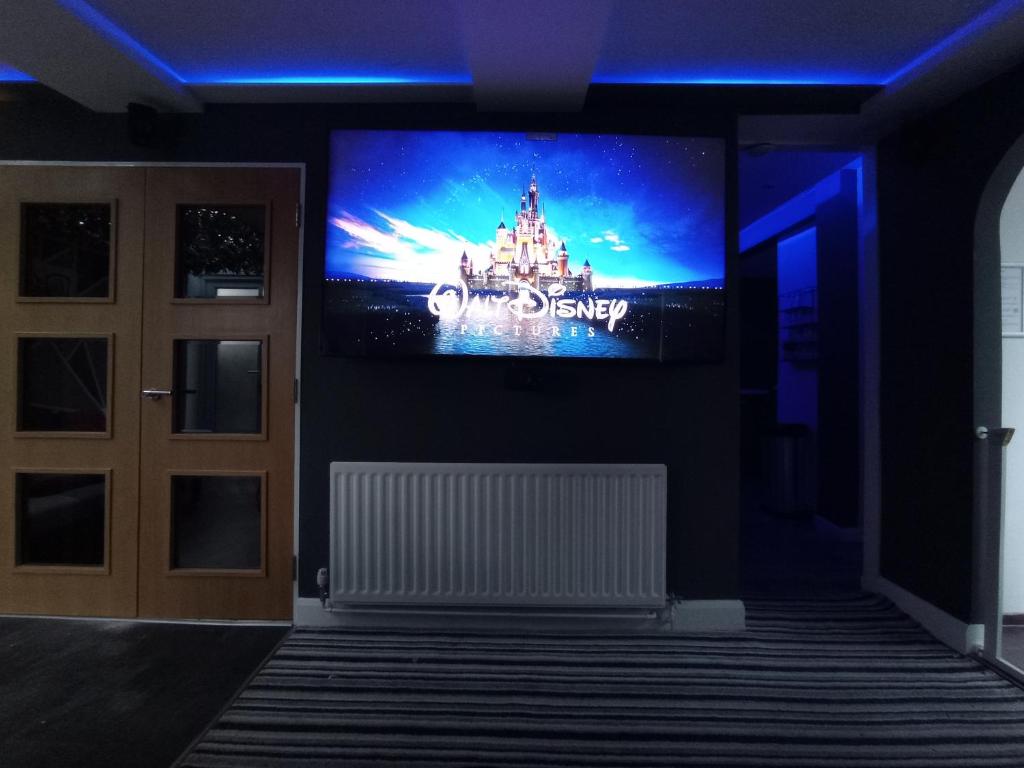 曼彻斯特Movie nights and Chill的客厅的墙上配有电视