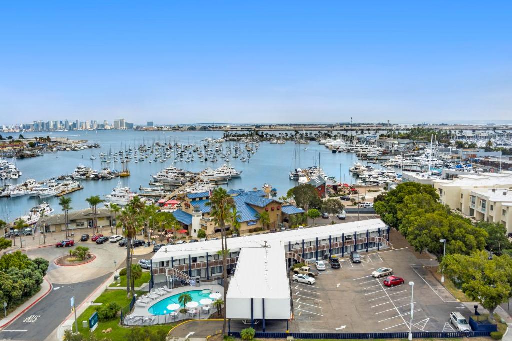 圣地亚哥Sea Harbor Hotel - San Diego的享有码头的空中景色,在水中划船