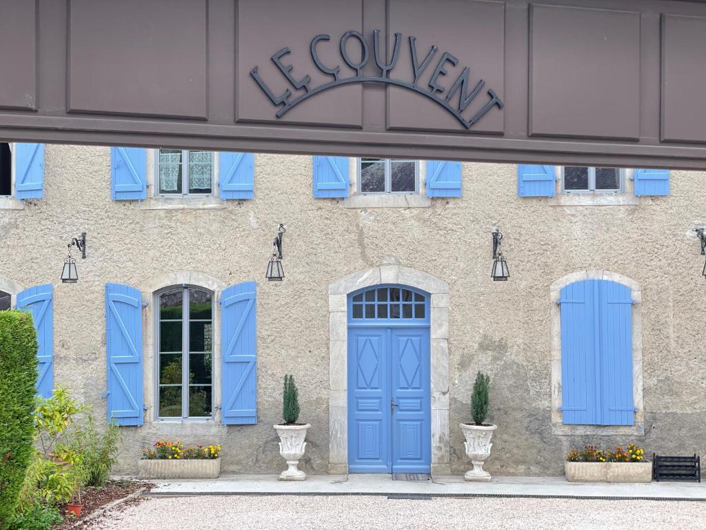 巴涅尔德比戈尔Maison d'hôtes Le Couvent的拥有蓝色门窗的建筑