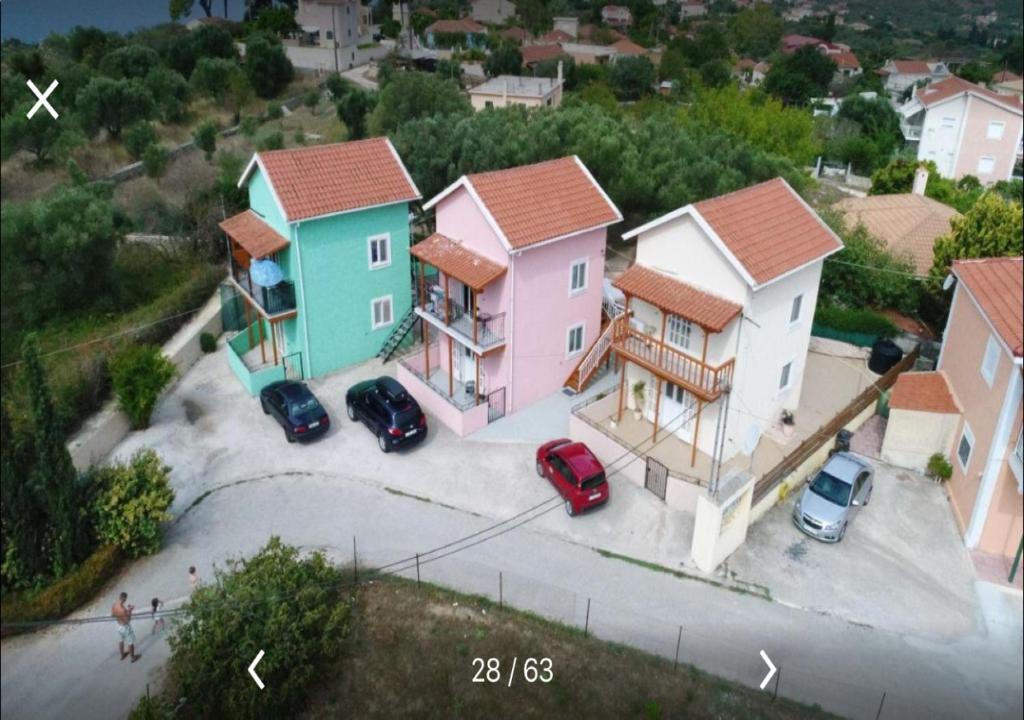 拉基索拉Kostas--Sarantis的一群有车停在停车场的房屋